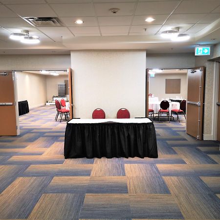 Holiday Inn Express And Suites Surrey By Ihg Εξωτερικό φωτογραφία