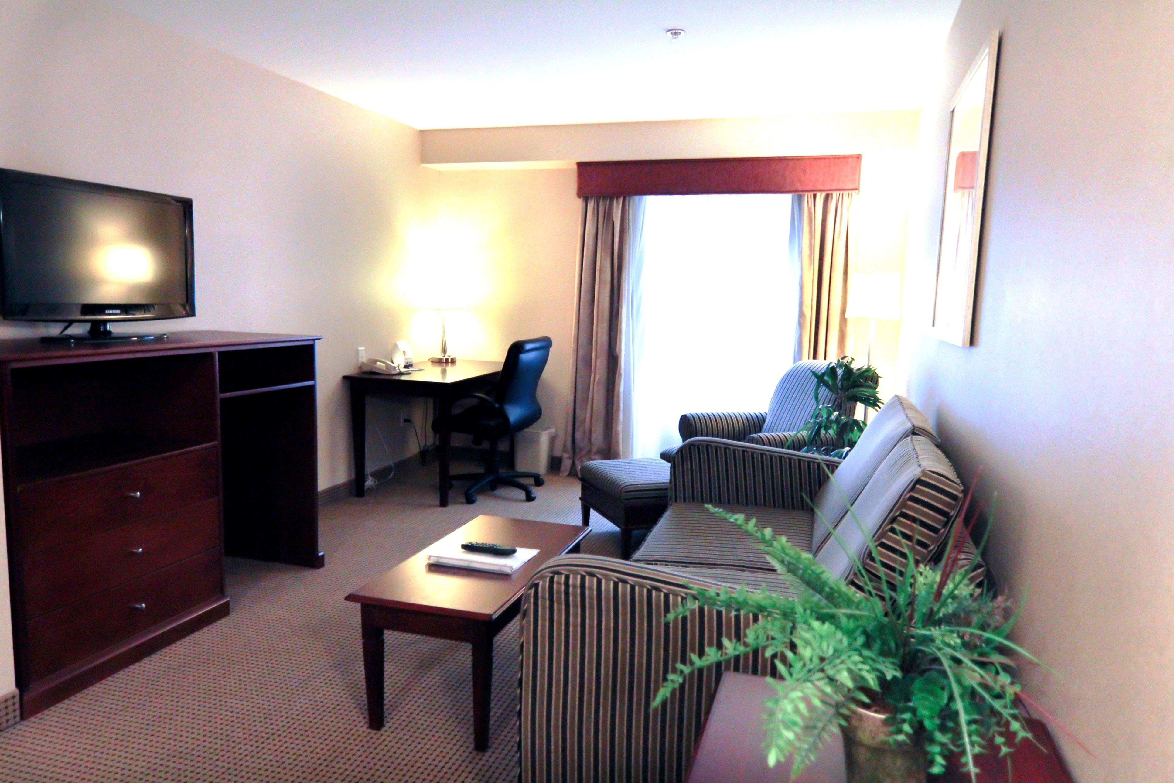 Holiday Inn Express And Suites Surrey By Ihg Εξωτερικό φωτογραφία