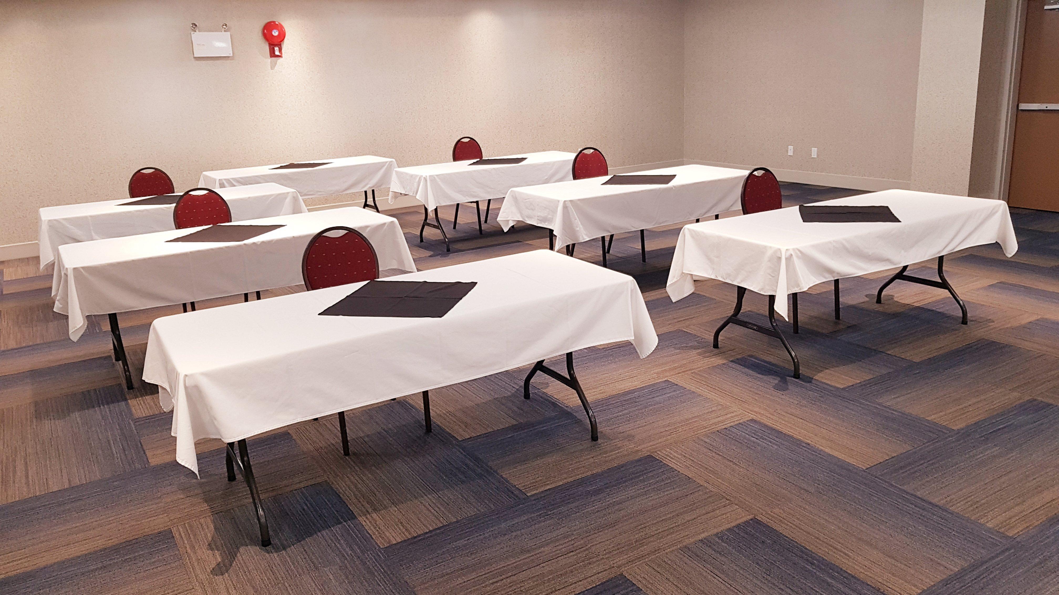 Holiday Inn Express And Suites Surrey By Ihg Εξωτερικό φωτογραφία
