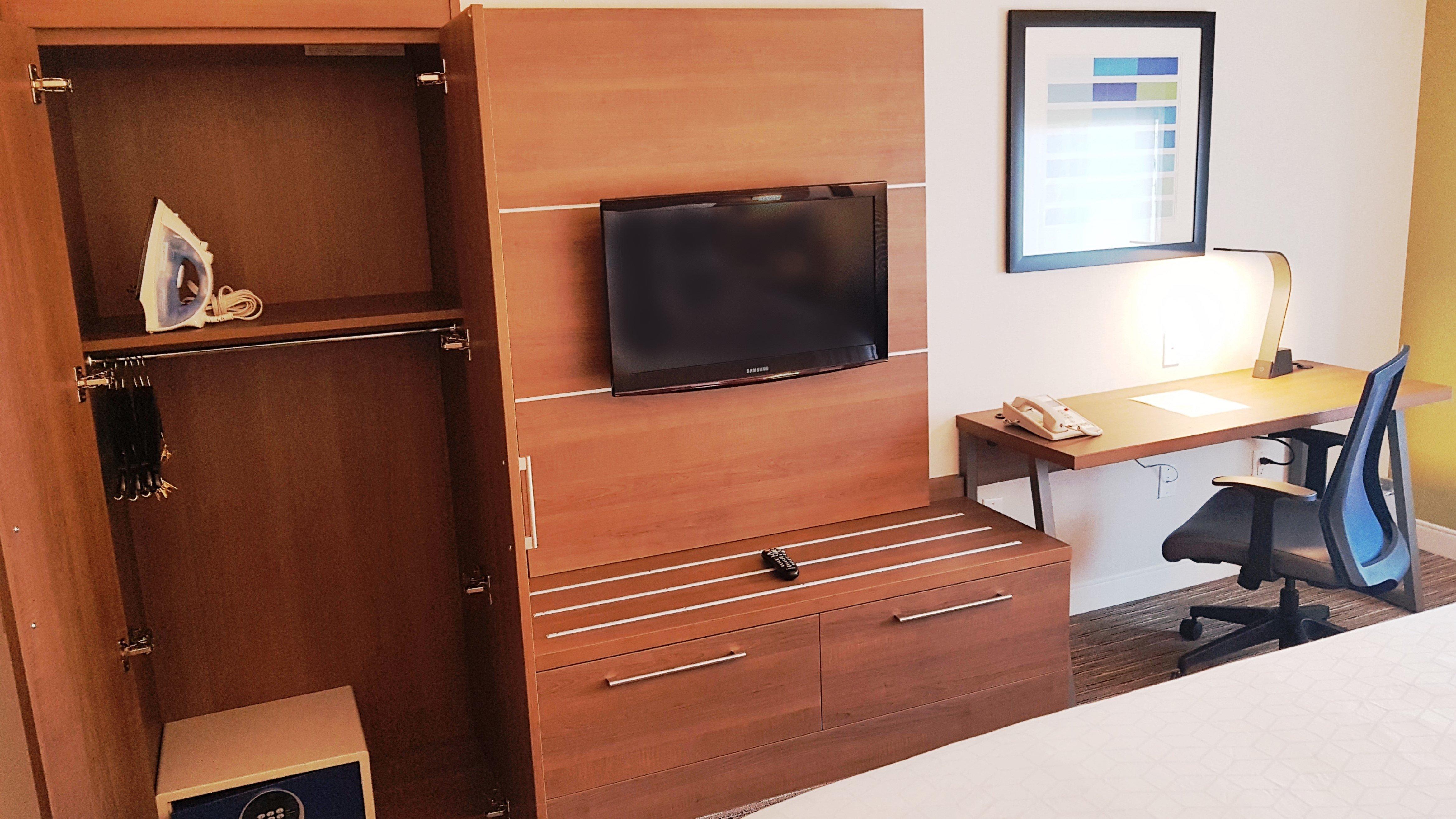 Holiday Inn Express And Suites Surrey By Ihg Εξωτερικό φωτογραφία
