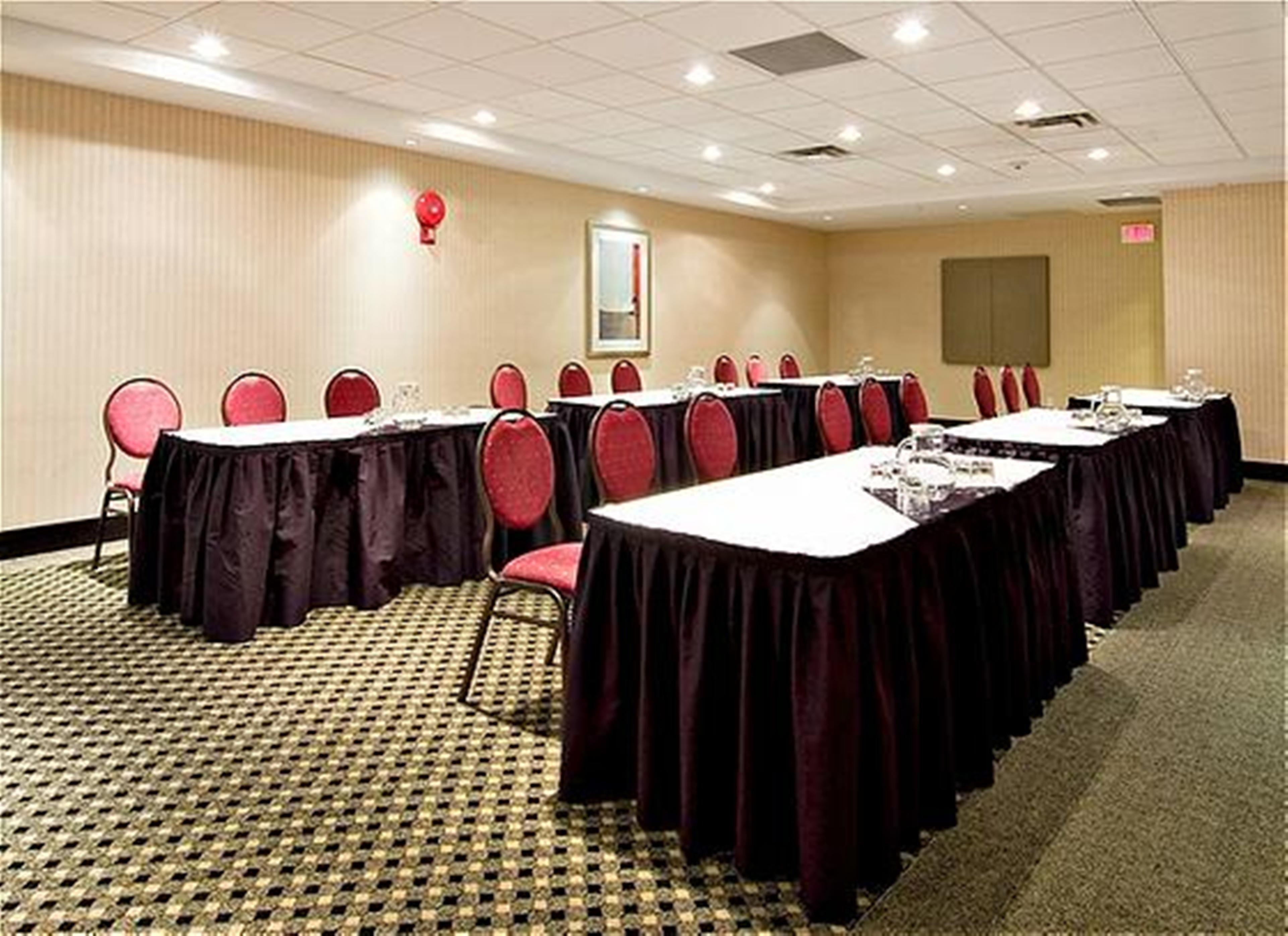 Holiday Inn Express And Suites Surrey By Ihg Εξωτερικό φωτογραφία