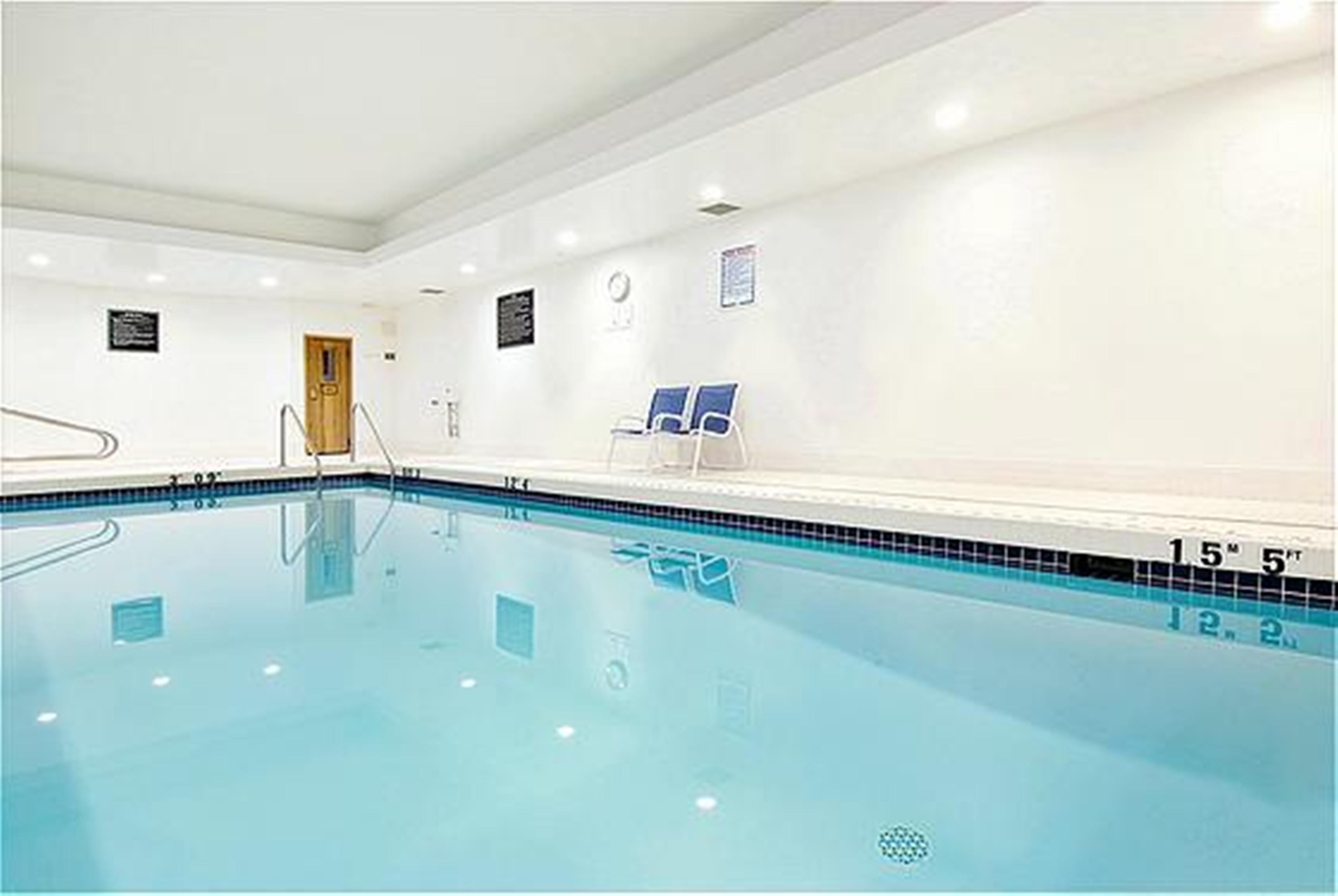 Holiday Inn Express And Suites Surrey By Ihg Εξωτερικό φωτογραφία