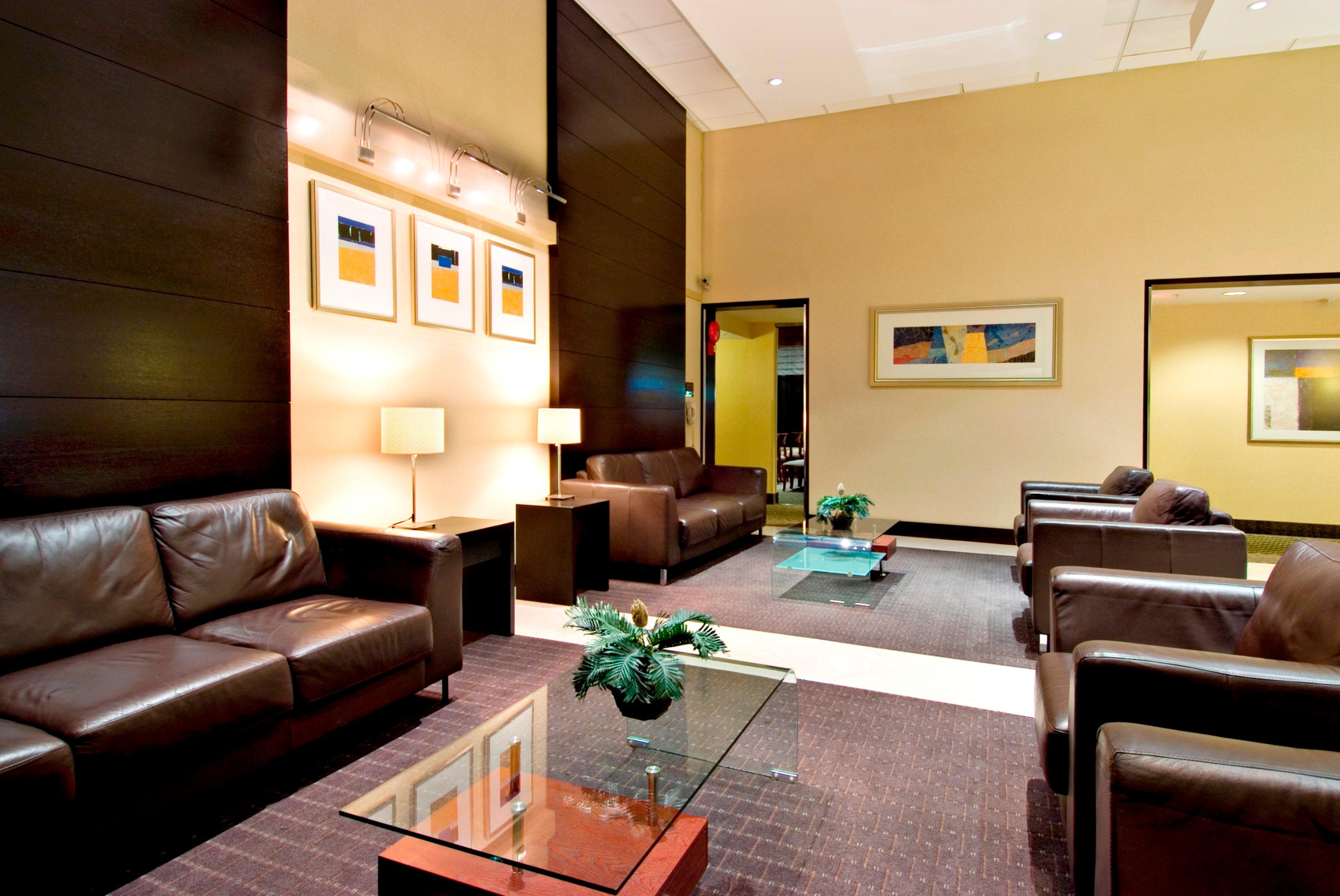Holiday Inn Express And Suites Surrey By Ihg Εξωτερικό φωτογραφία