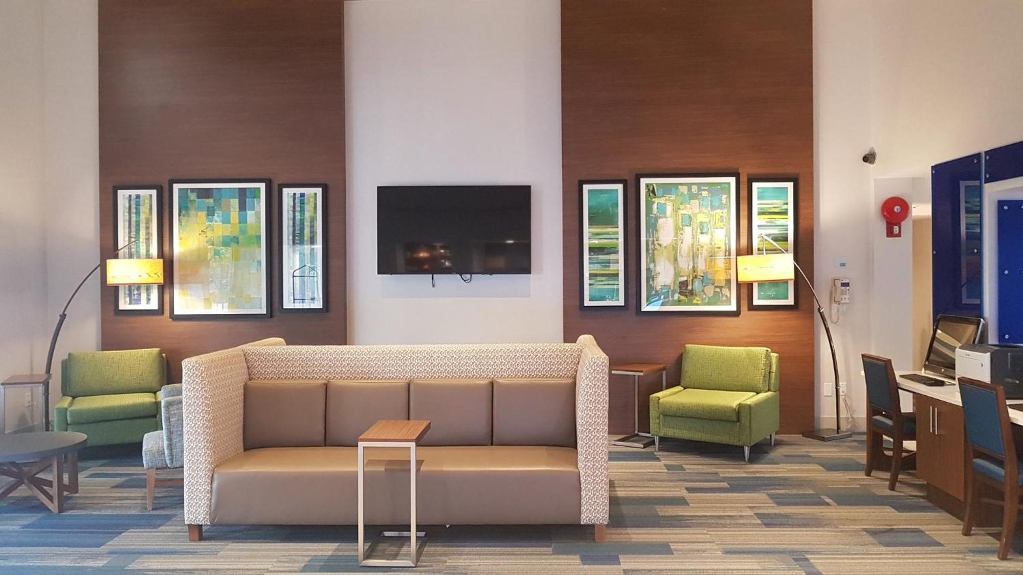Holiday Inn Express And Suites Surrey By Ihg Εξωτερικό φωτογραφία
