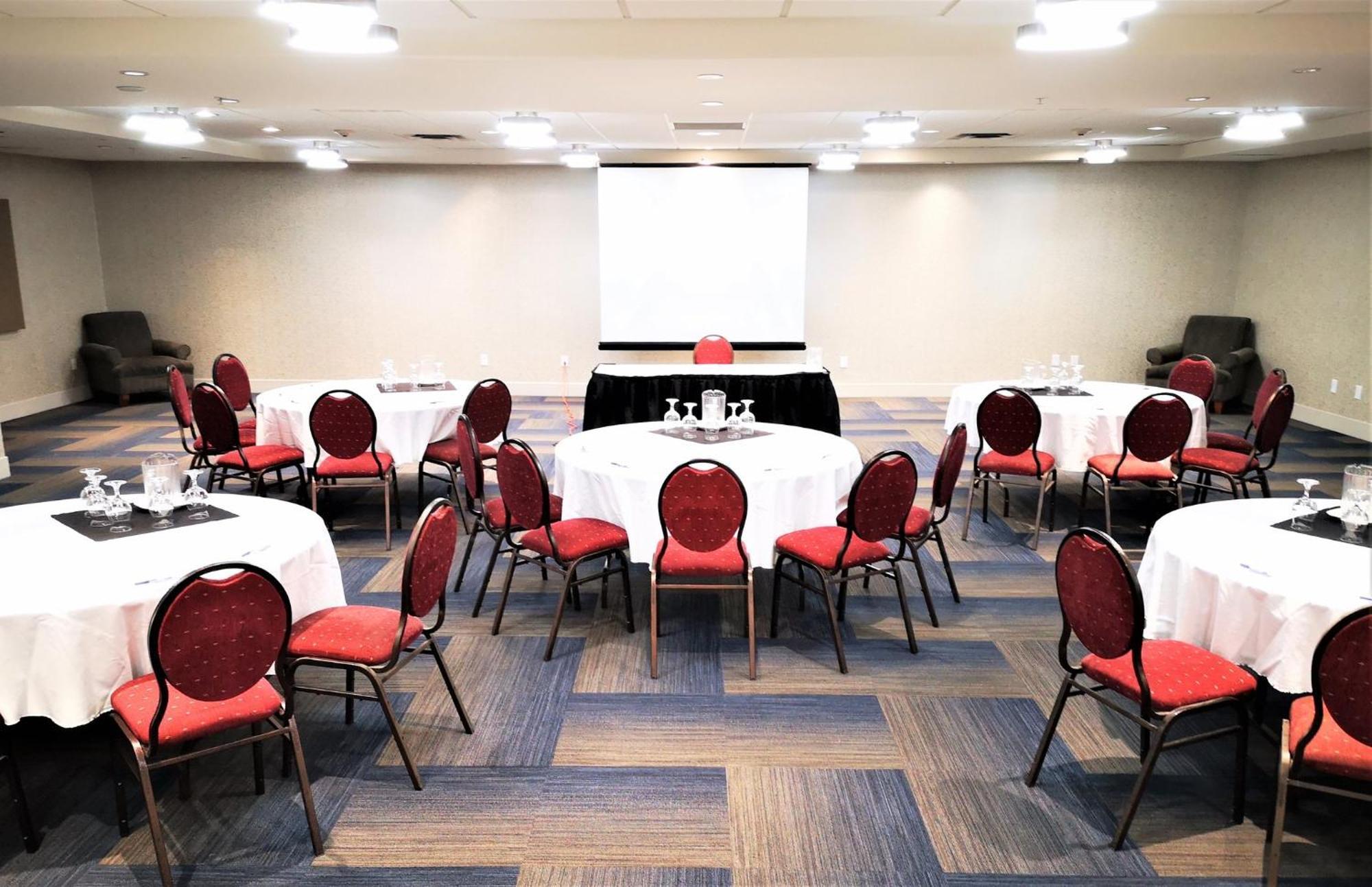 Holiday Inn Express And Suites Surrey By Ihg Εξωτερικό φωτογραφία