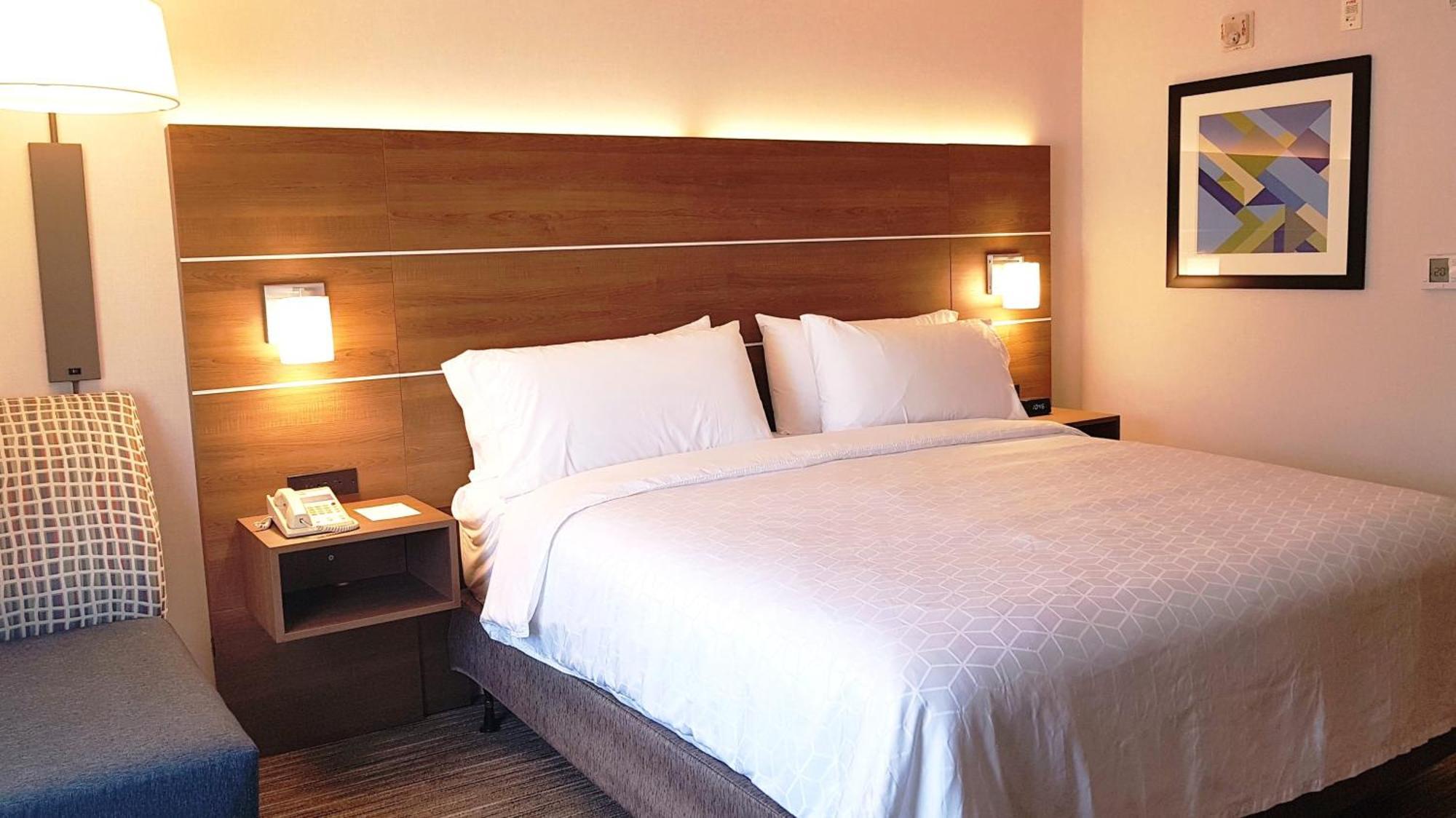 Holiday Inn Express And Suites Surrey By Ihg Εξωτερικό φωτογραφία