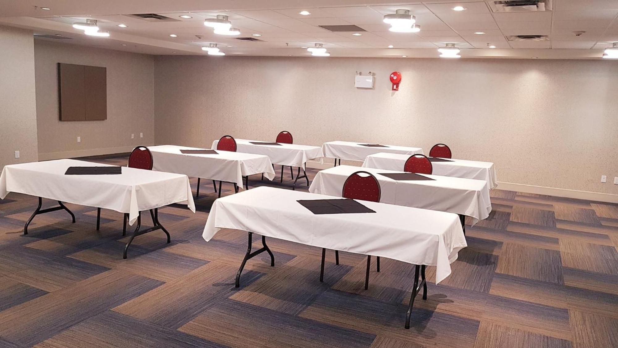 Holiday Inn Express And Suites Surrey By Ihg Εξωτερικό φωτογραφία