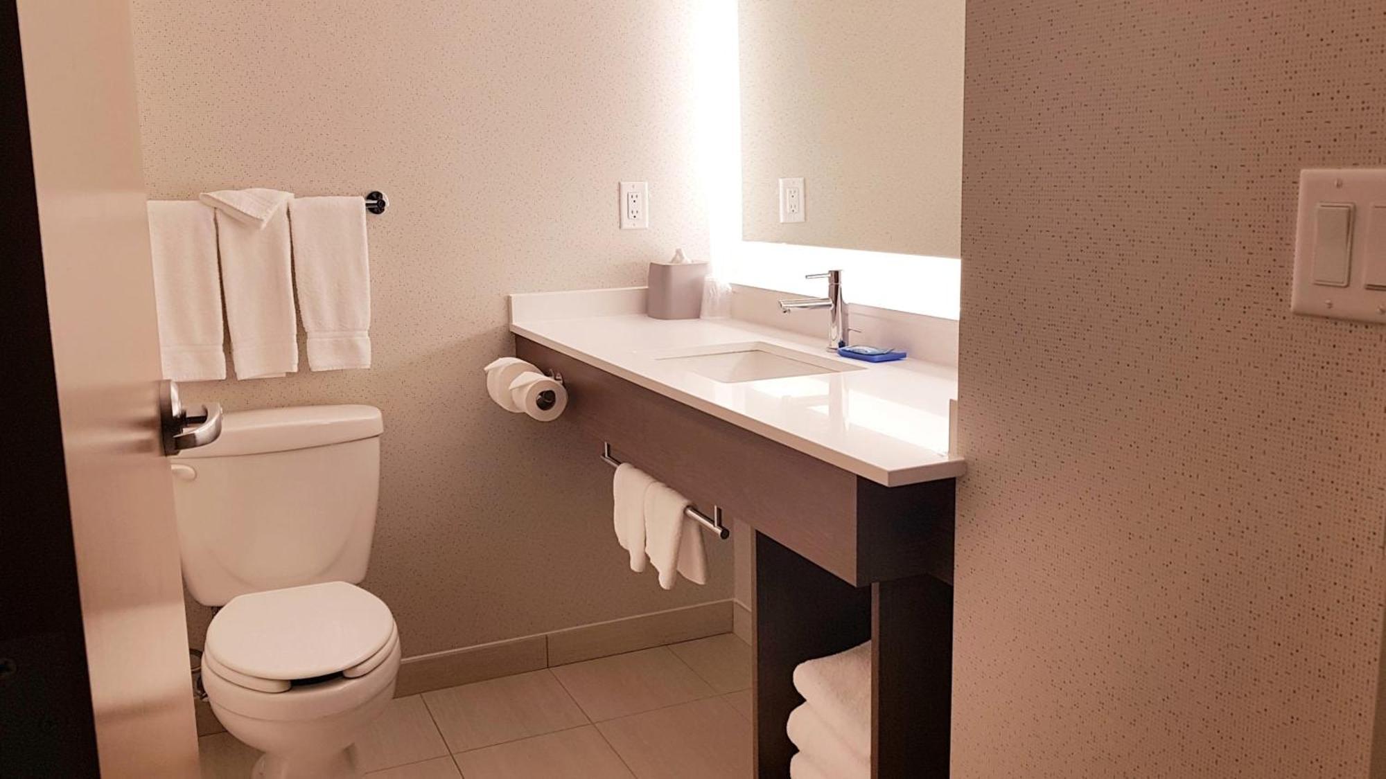Holiday Inn Express And Suites Surrey By Ihg Εξωτερικό φωτογραφία