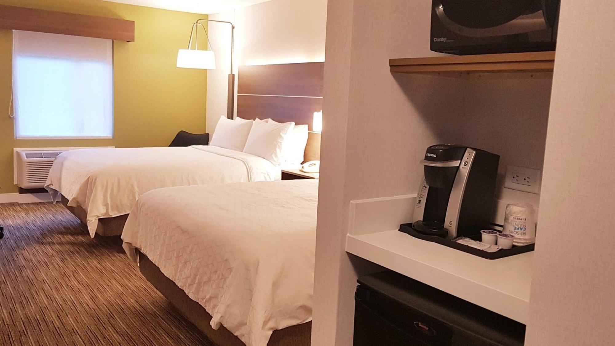 Holiday Inn Express And Suites Surrey By Ihg Εξωτερικό φωτογραφία