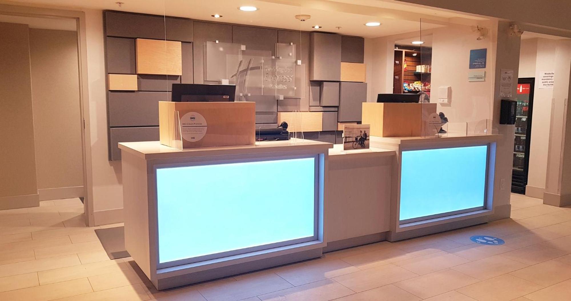 Holiday Inn Express And Suites Surrey By Ihg Εξωτερικό φωτογραφία