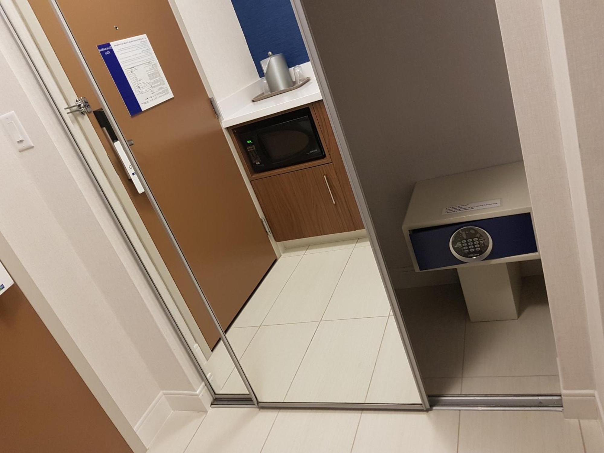 Holiday Inn Express And Suites Surrey By Ihg Εξωτερικό φωτογραφία