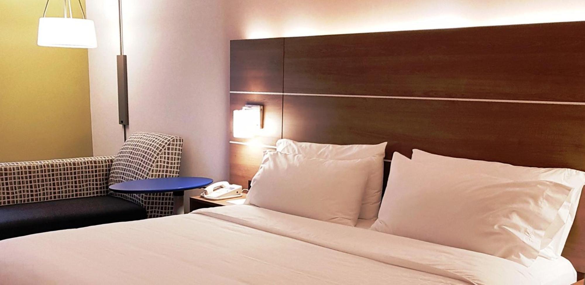 Holiday Inn Express And Suites Surrey By Ihg Εξωτερικό φωτογραφία