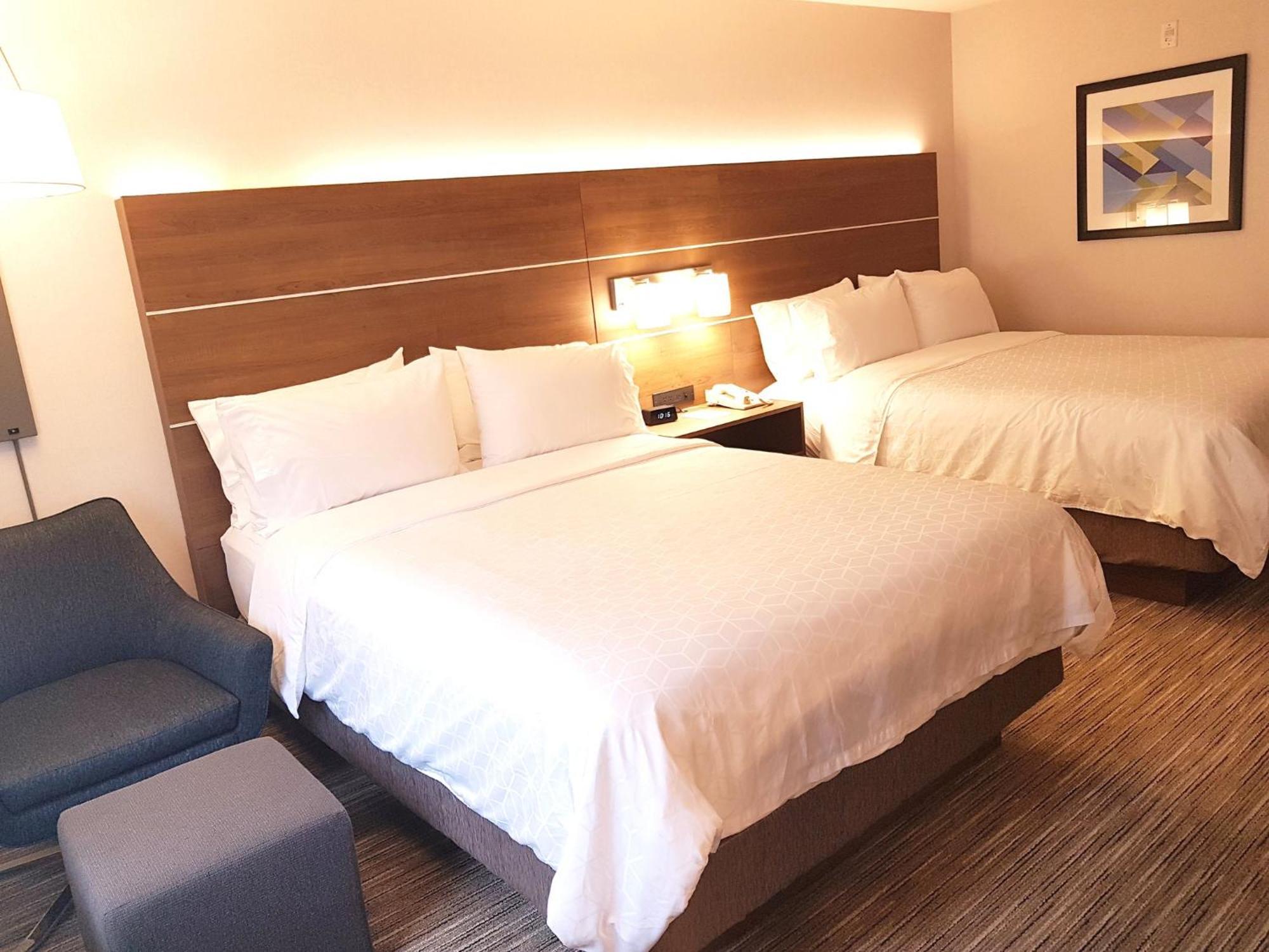 Holiday Inn Express And Suites Surrey By Ihg Εξωτερικό φωτογραφία