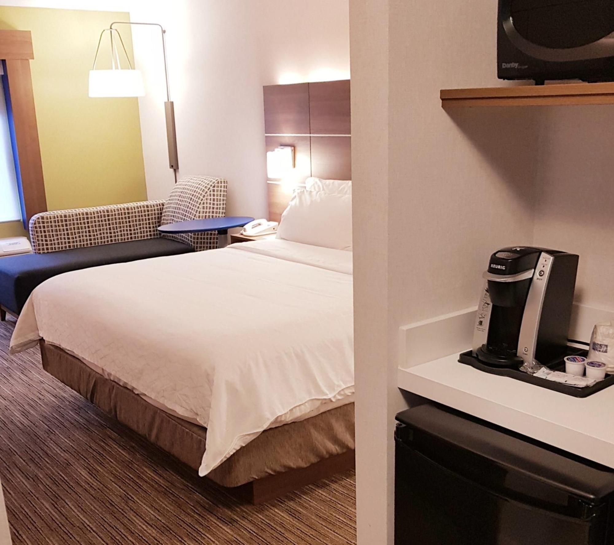 Holiday Inn Express And Suites Surrey By Ihg Εξωτερικό φωτογραφία