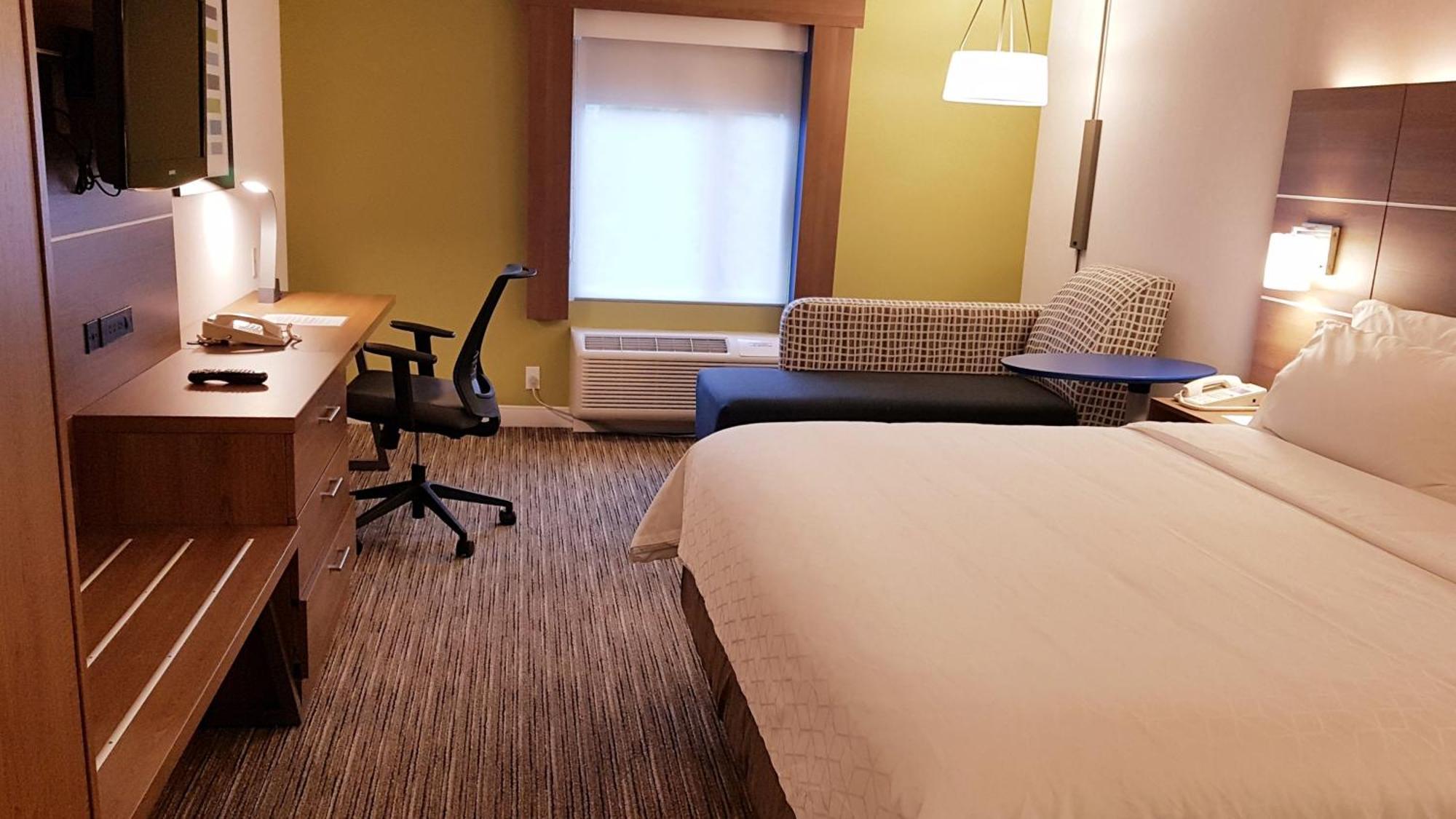 Holiday Inn Express And Suites Surrey By Ihg Εξωτερικό φωτογραφία