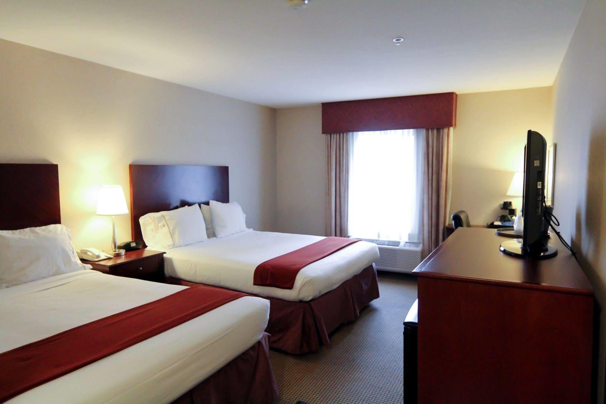 Holiday Inn Express And Suites Surrey By Ihg Εξωτερικό φωτογραφία