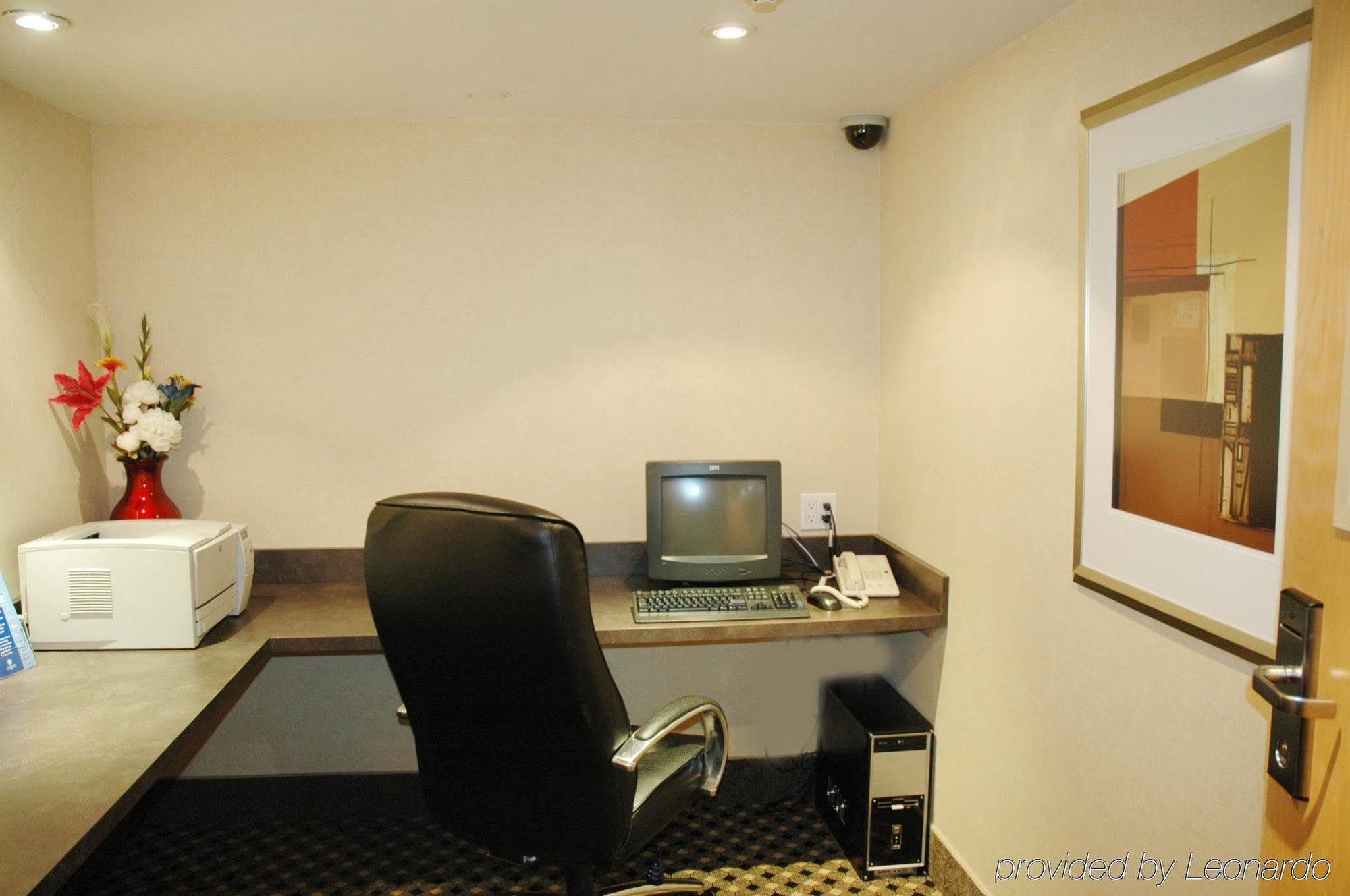 Holiday Inn Express And Suites Surrey By Ihg Εξωτερικό φωτογραφία